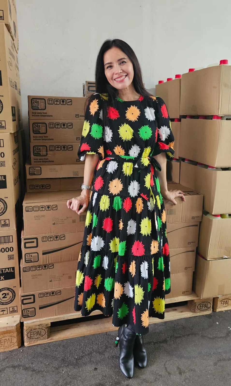 阿姐的粉丝会这次除了捐善款给安老院之外，也送上奶粉和成人纸尿片等日用品。（新艺经纪提供）