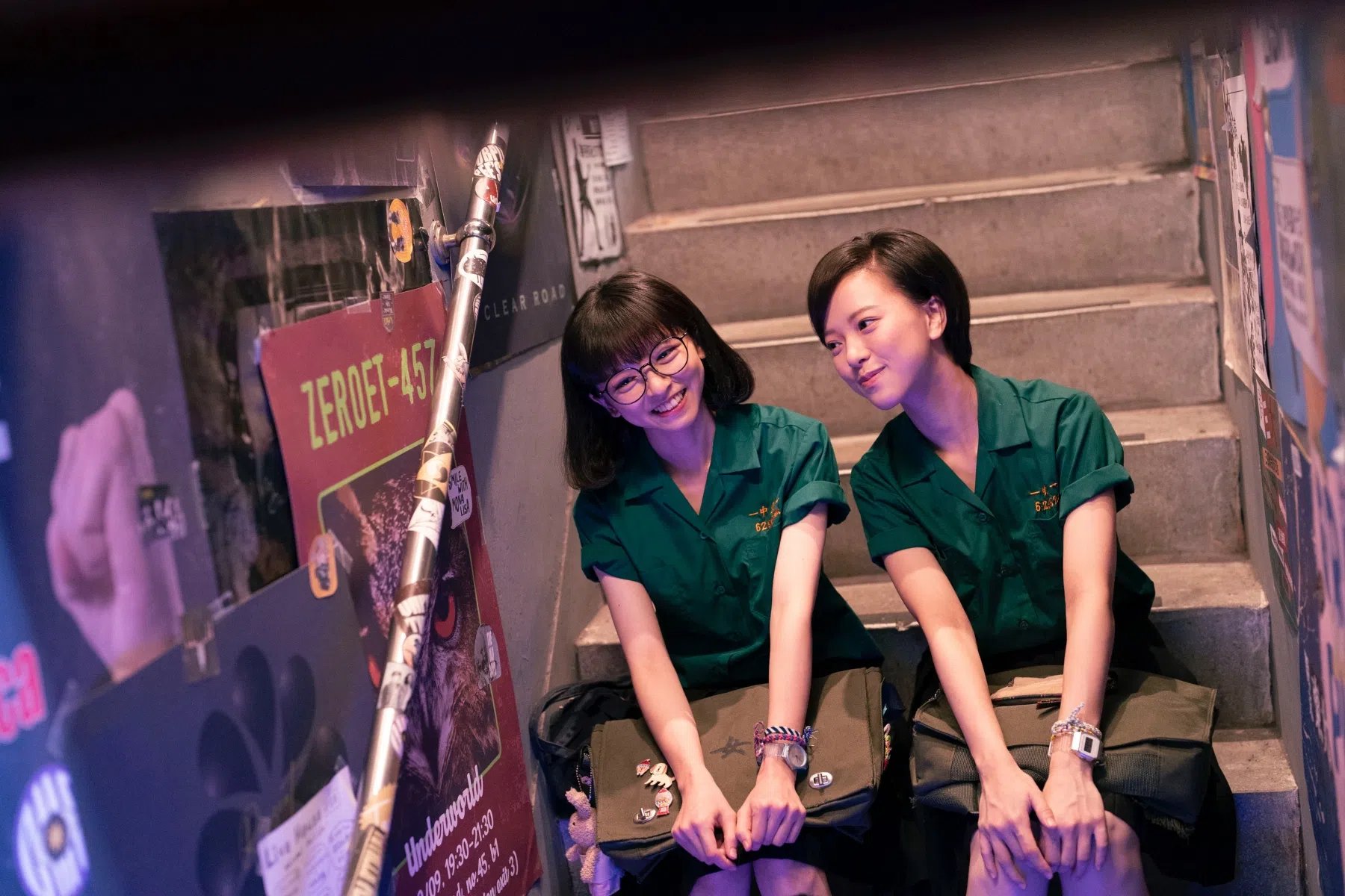 台湾年轻演员陈妍霏（左）和项婕如在《夜校女生》饰演闺蜜。（嘉华院线提供）