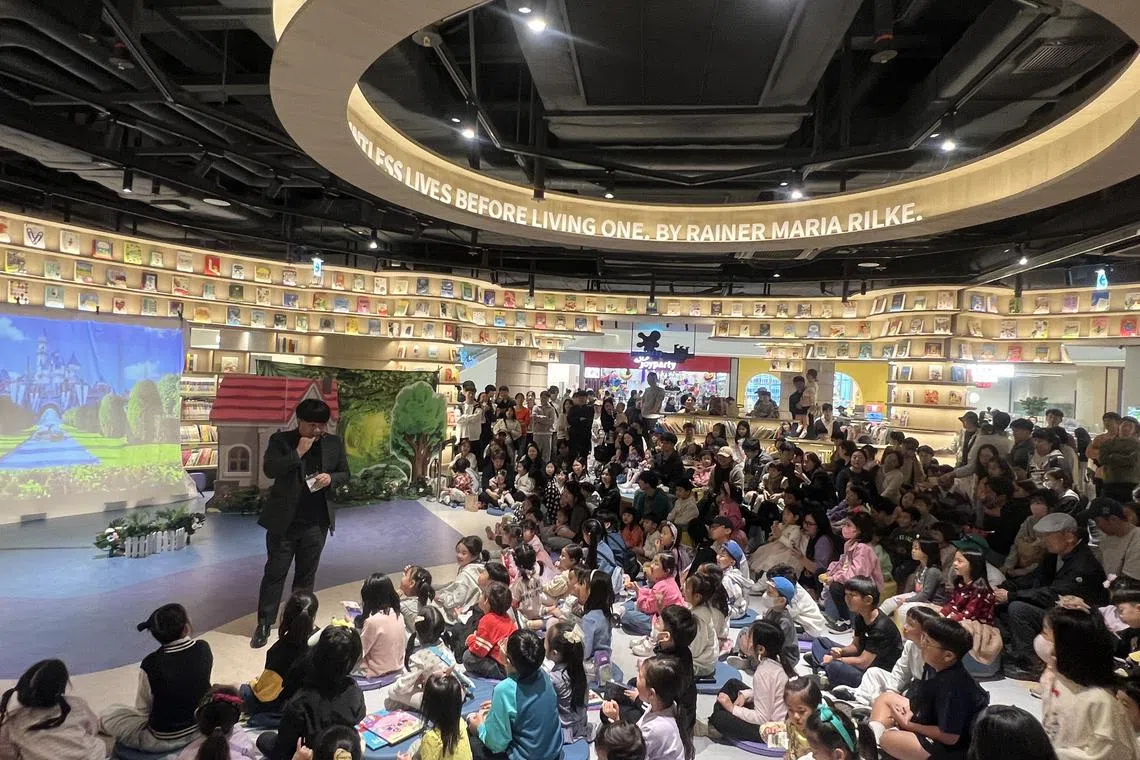 儿童图书馆常举办受小朋友欢迎的讲故事活动，带领小孩进入阅读的魔幻世界。（叶孝忠摄）