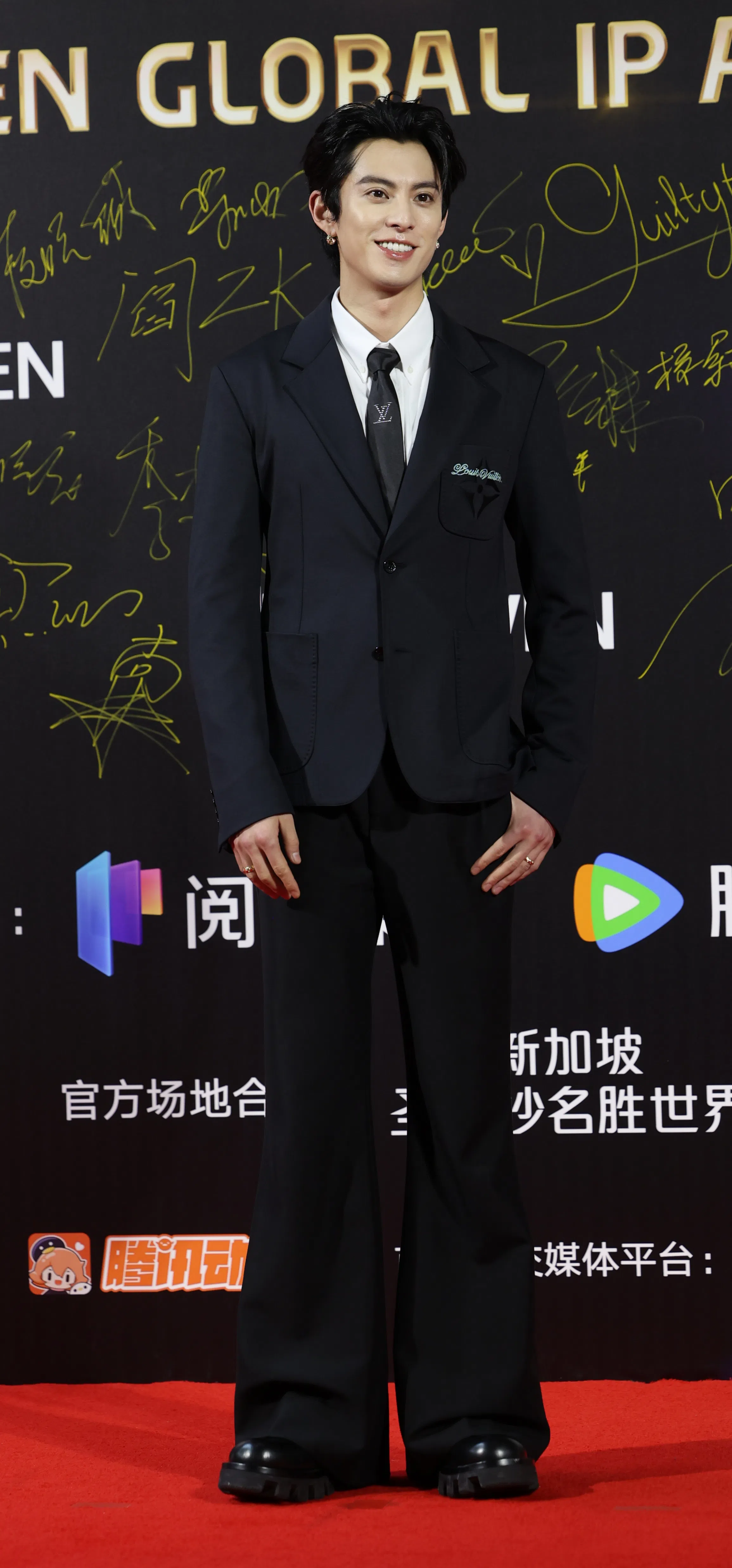 王鹤棣在红毯上和主持人侃侃而谈。（新明日报）