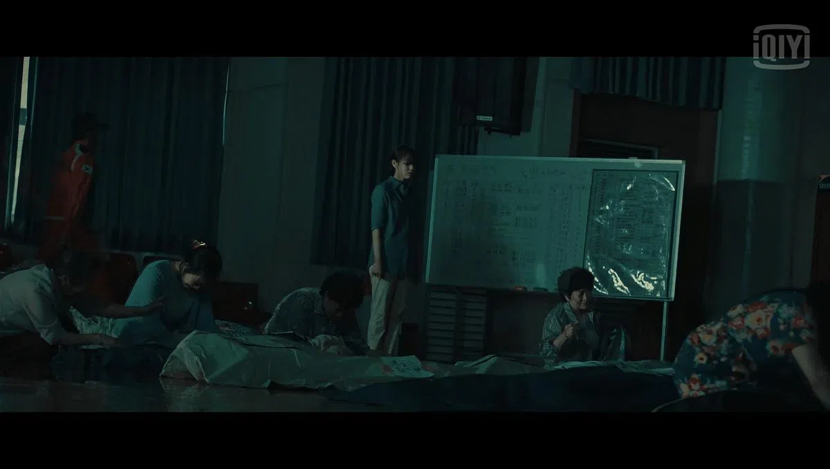 徐伊江年幼时便因洪水事故而丧失双亲。（截自爱奇艺） 