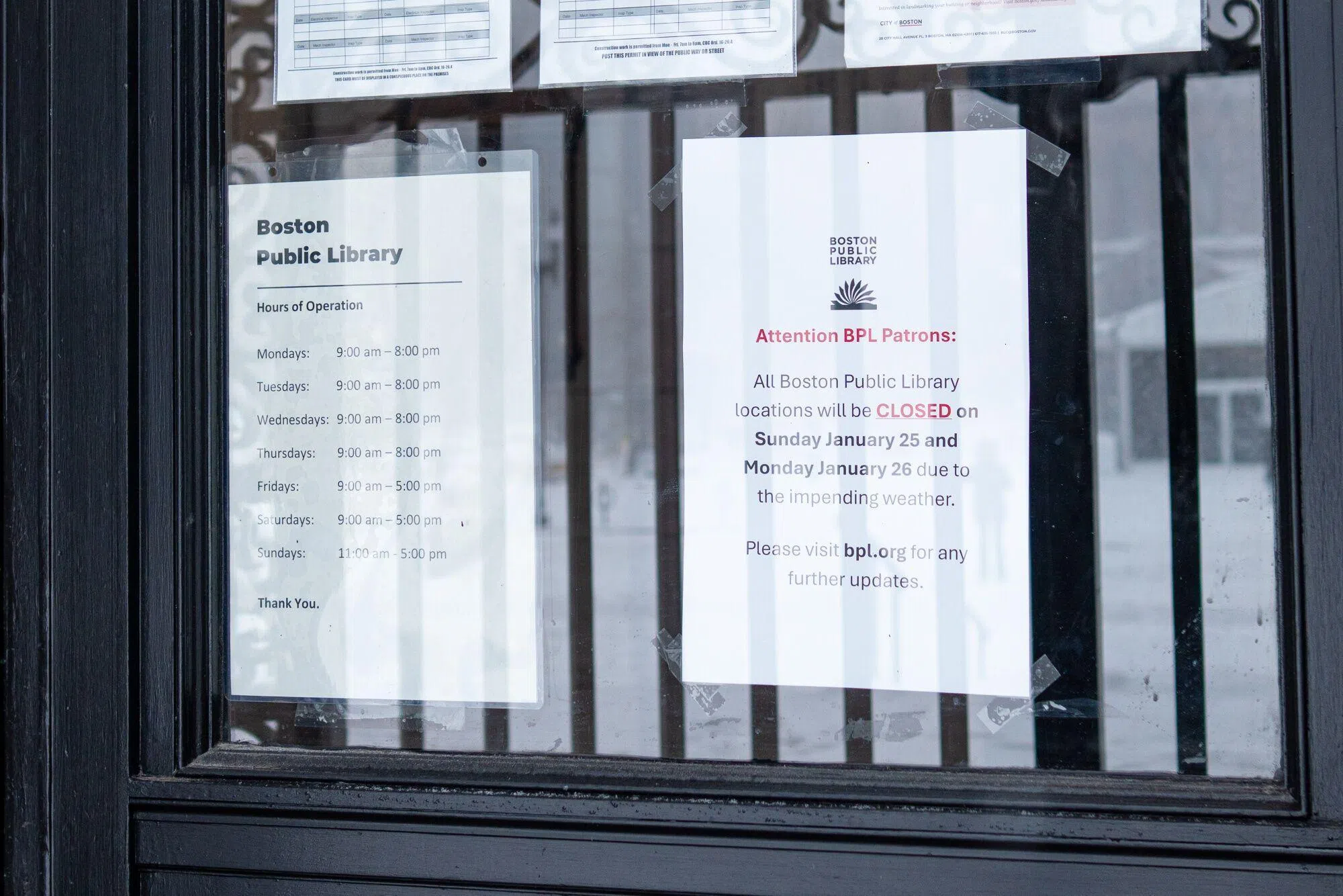 受暴风雪天气影响，马萨诸塞州波士顿市公共图书馆星期天和星期一连续两天（1月25日和26日）关闭。（彭博社）