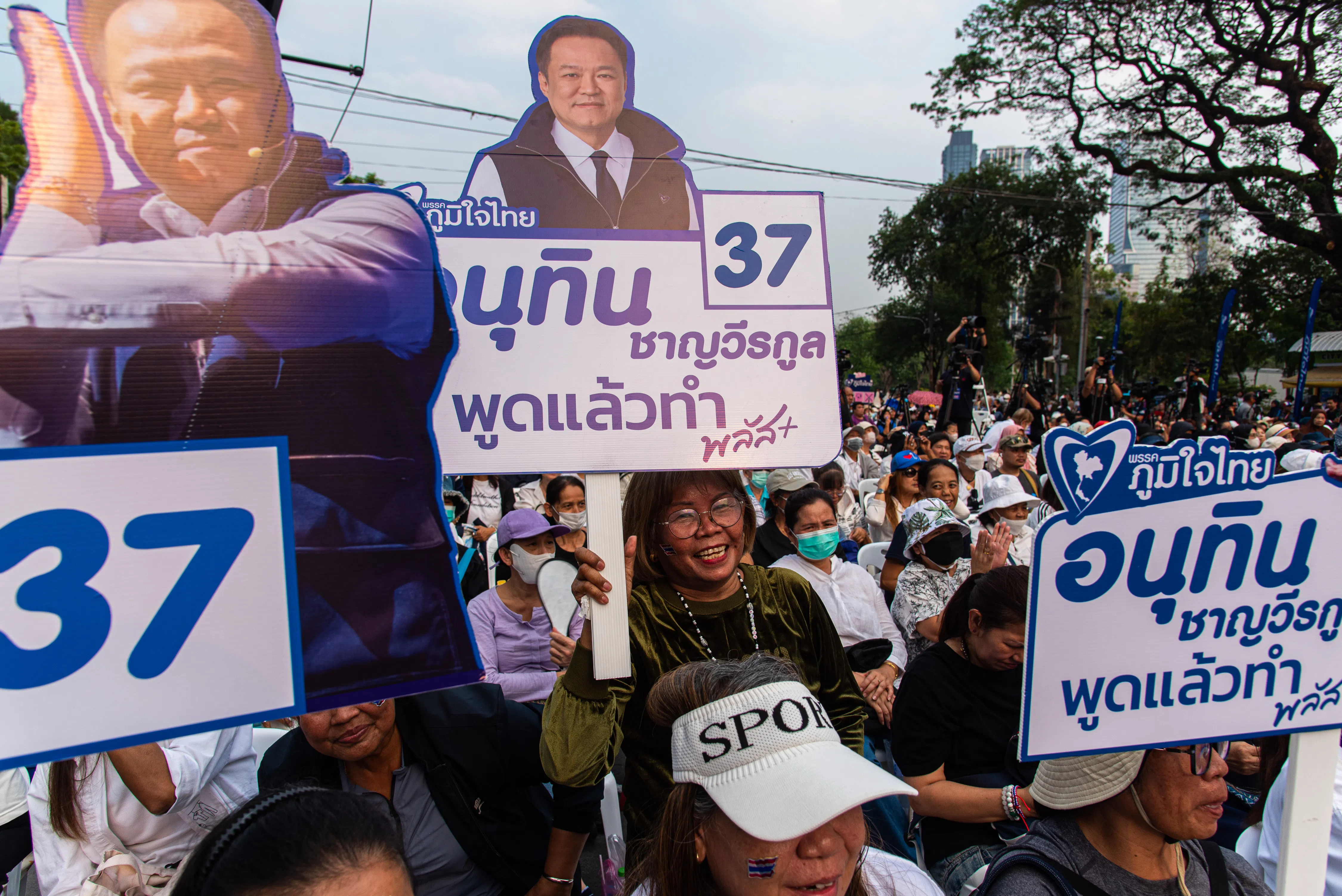2026年初泰国大选前夕，泰自豪党支持者手持阿努廷肖像。（路透社）