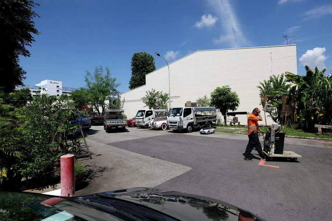 经过露天停车场的公众，总会不经意地多看敞篷玩具跑车一眼。（陈渊庄摄）