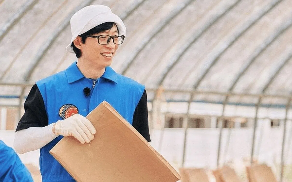 刘在锡学做传统瓦片，体会这门传统手艺的艰难。（互联网）