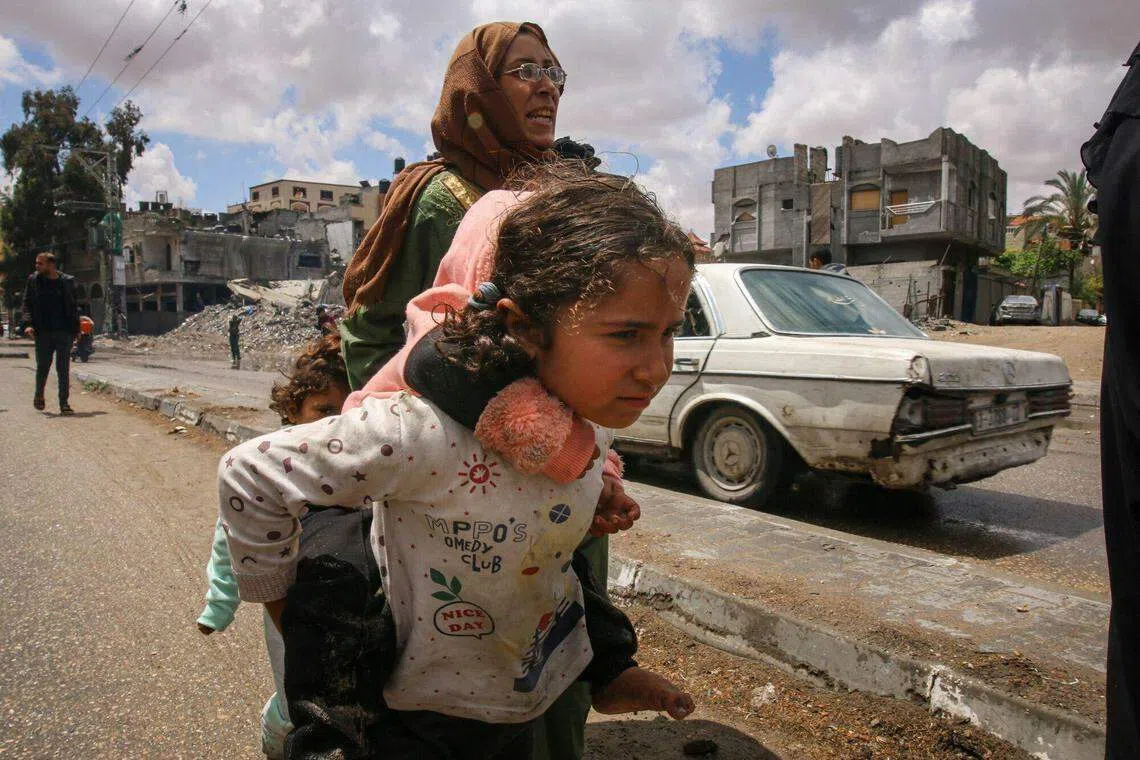 以色列再次下令拉法（Rafah）的巴勒斯坦人在长期战争开始之前撤离。一些民众赶紧离开拉法东部。（彭博社）