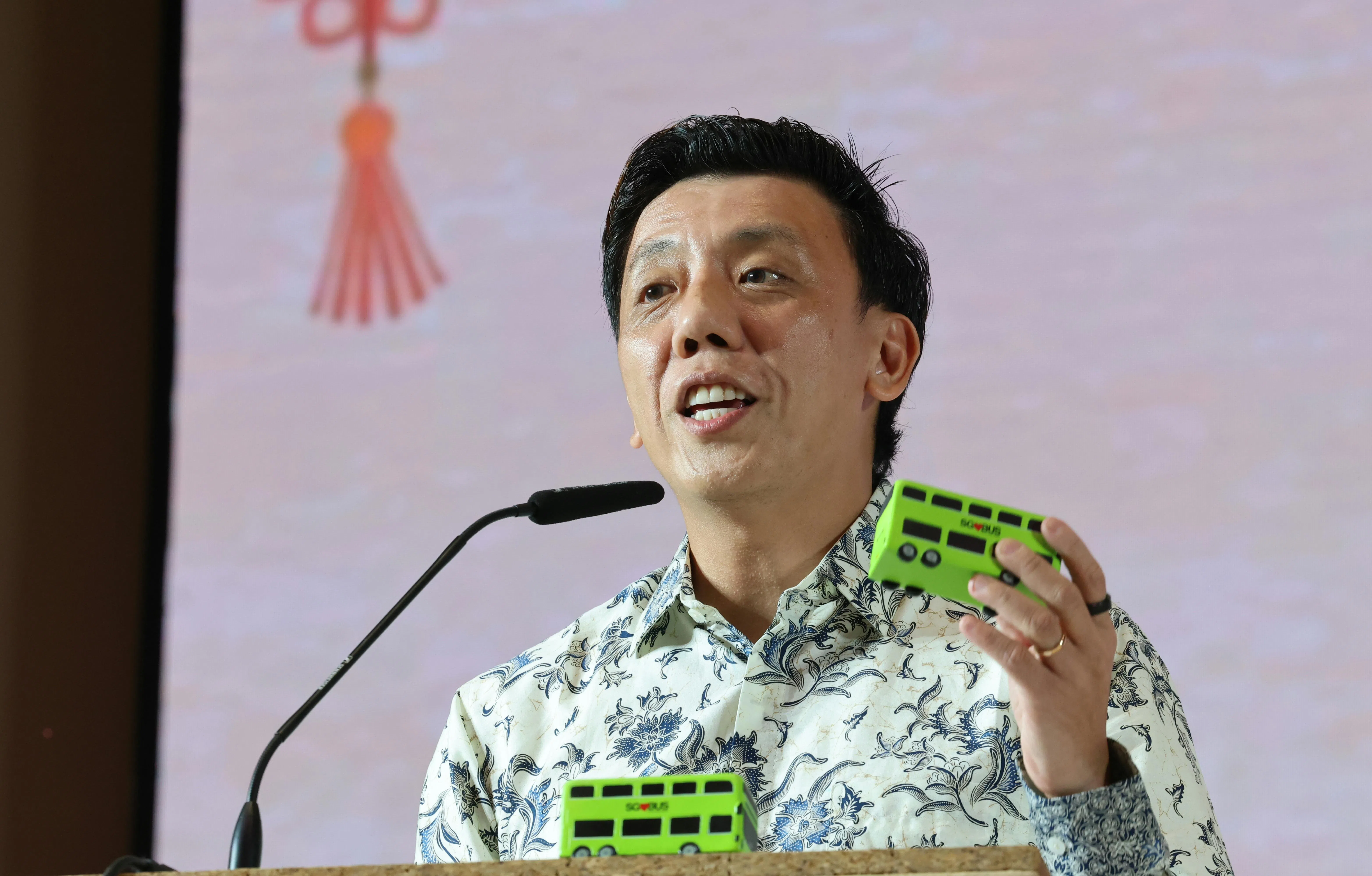 交通部长兼财政部第二部长萧振祥星期天（9月20日）在登加民众俱乐部举行的中秋活动上致辞时说，登加巴士服务逐步完善，居民往返武吉甘柏、蔡厝港等地会更加方便。（梁麒麟摄）
