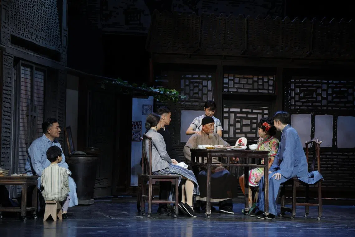 话剧《四世同堂》将老舍的85万字长篇小说，浓缩为三幕话剧，刻画祁、冠、钱三户人家的命运变迁。（王昊宸摄）