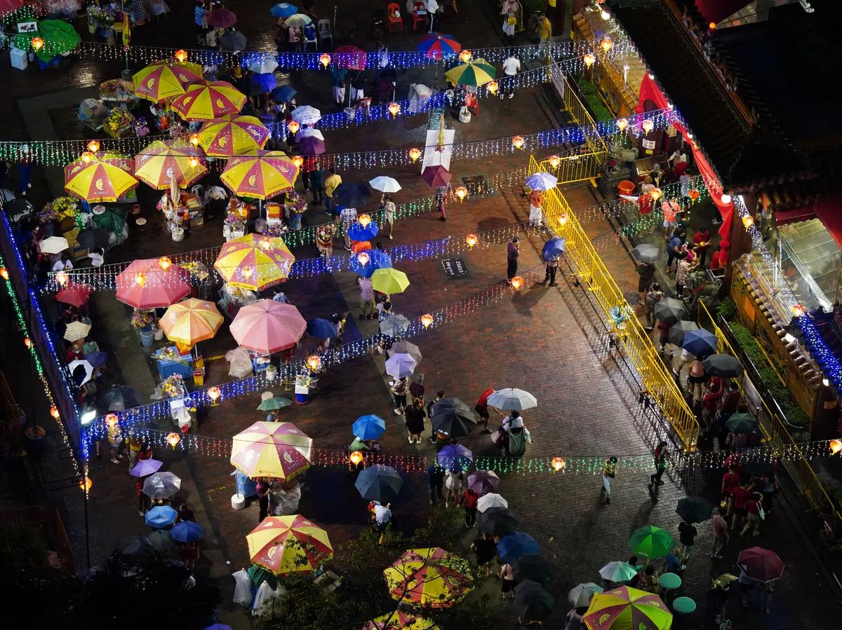 四马路观音堂大年初一早上7时开放让信众进入之前，庙外已排起长长的人龙。（何家俊摄）