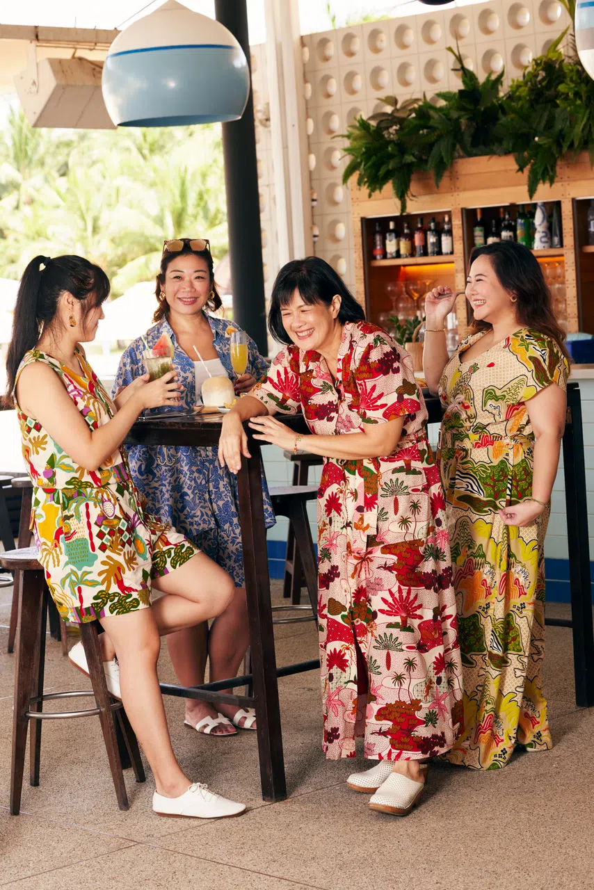 前排女生衣服上的图案是根据表现“世界地图”（Sekar jagad）的传统峇迪图的再创新。（YeoMama Batik提供）