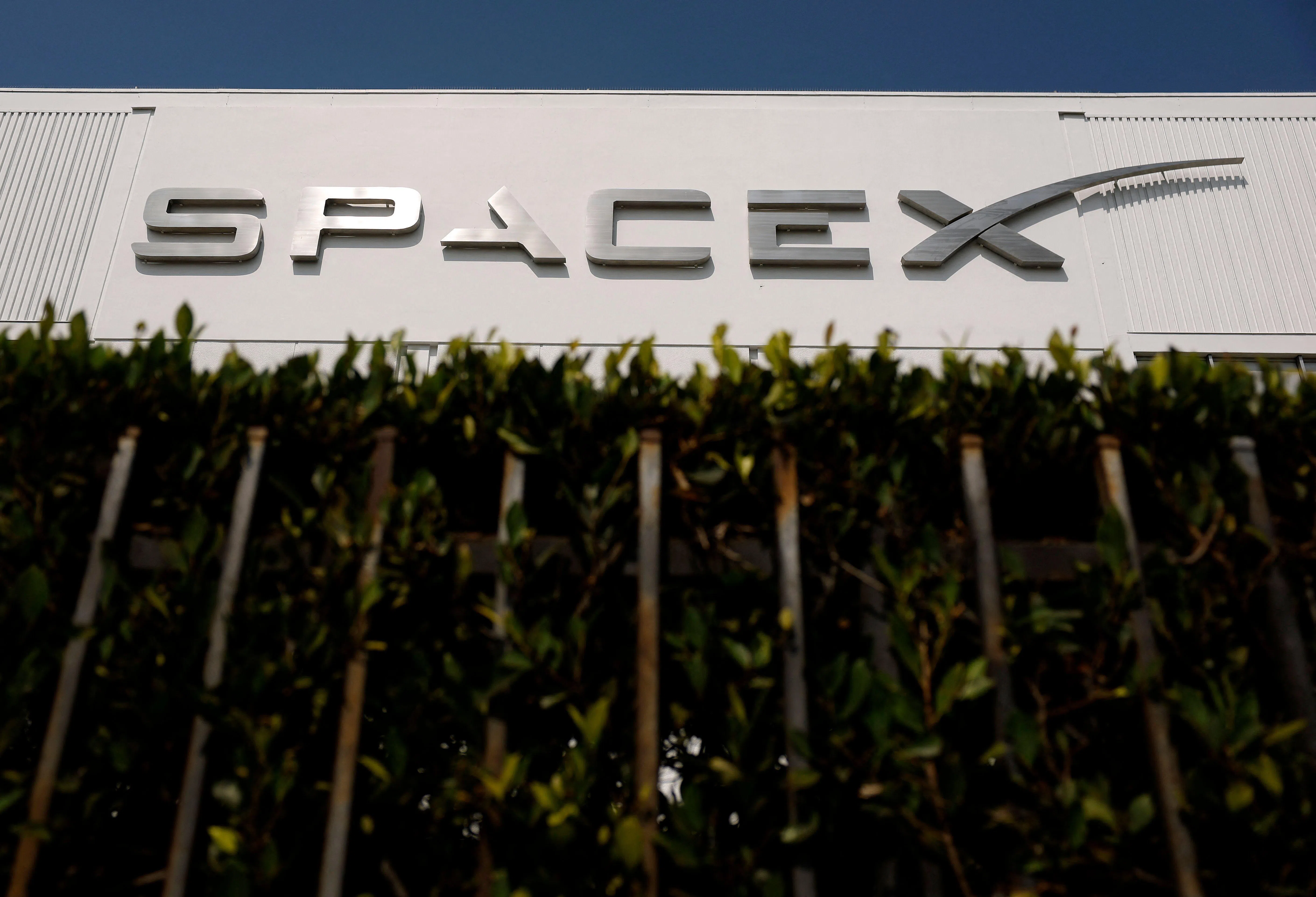 SpaceX未来的估值，需要市场同时衡量Starlink、火箭发射业务、政府合同、马斯克所带来的品牌与战略溢价，以及商业太空产业长期发展的巨大想象空间。（法新社）