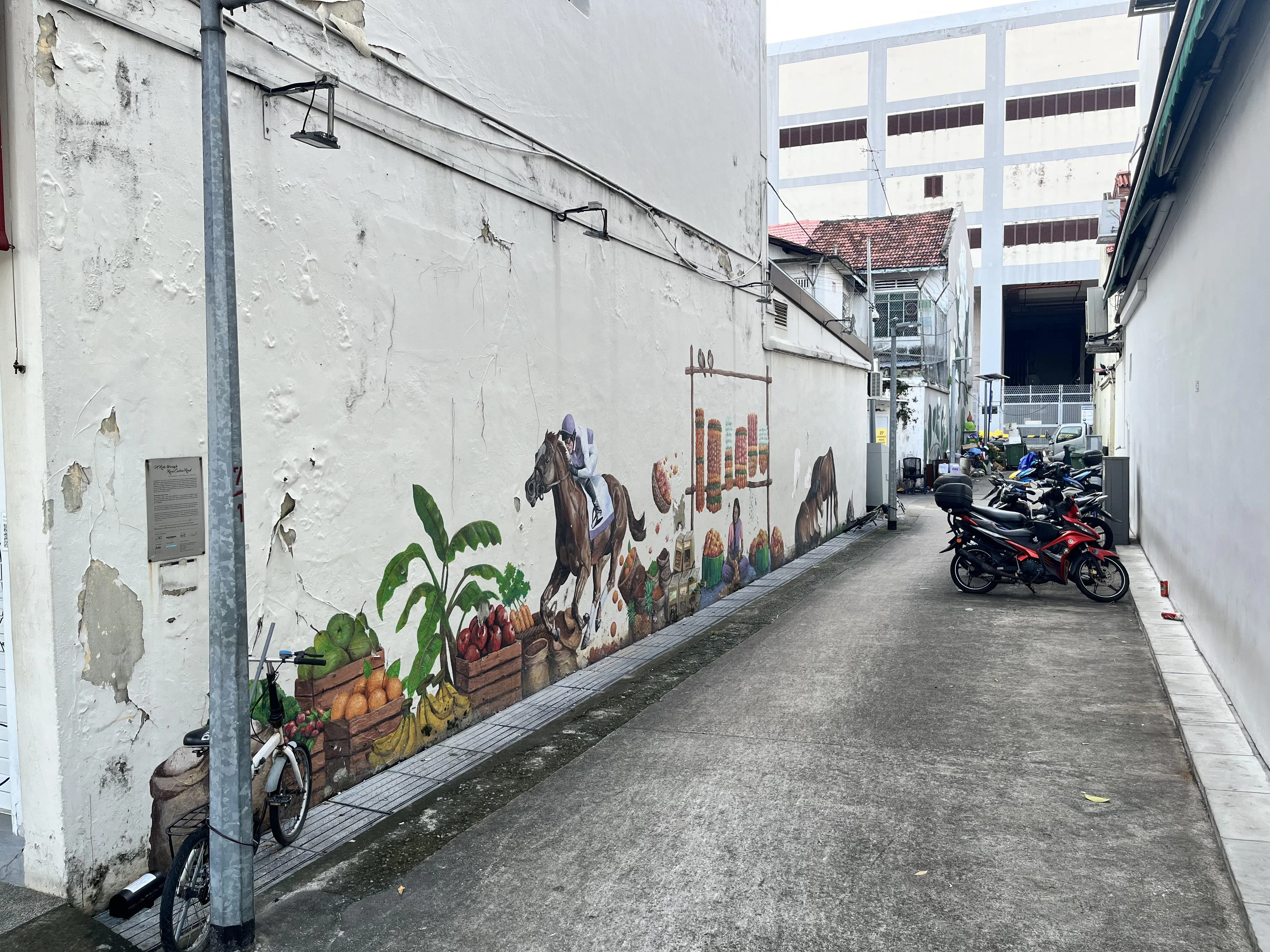 在小印度别顾着低头看手机，以免错过身边许多惊喜。（陈映蓁摄）