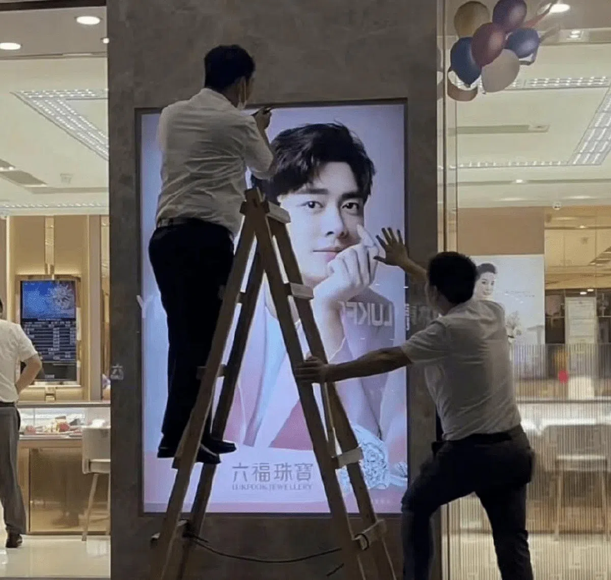 李易峰的海报连夜被撤下。（互联网）