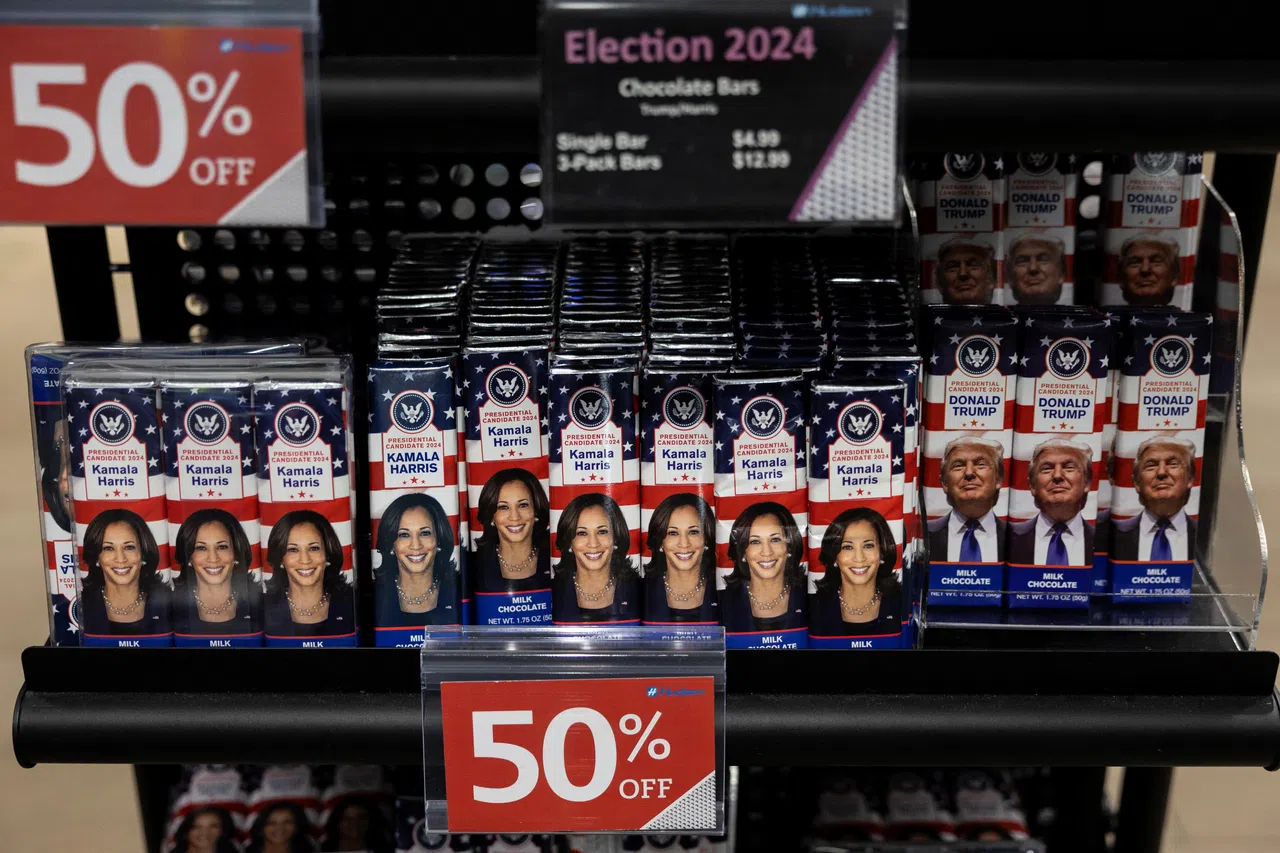 纽约市约翰·肯尼迪国际机场一家商店以半价求售印有总统候选人头像的巧克力棒。（路透社）