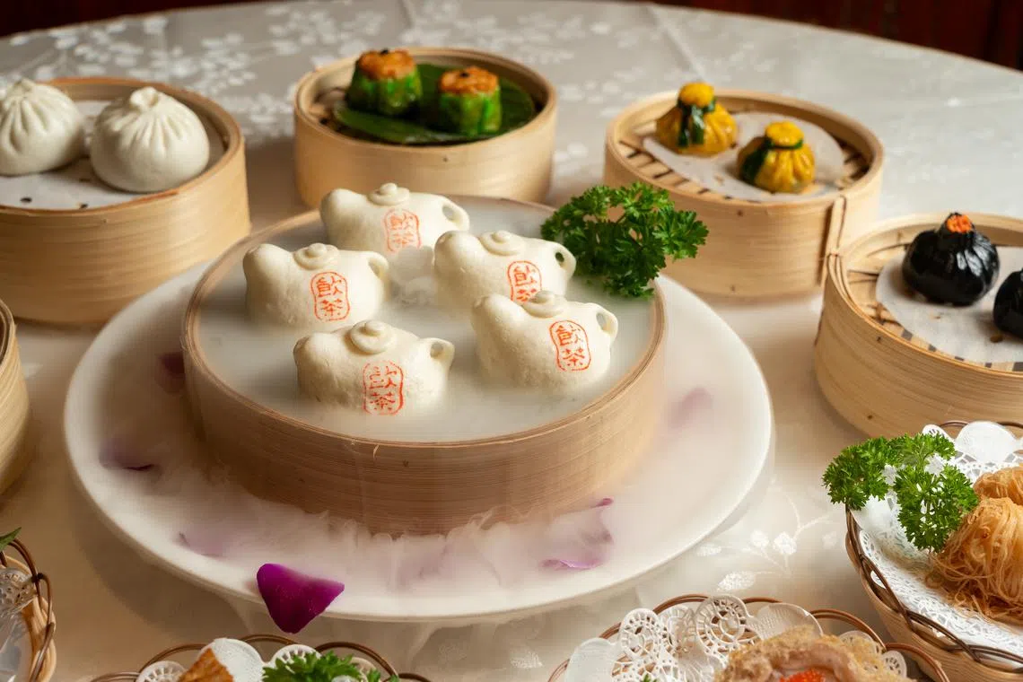 小巧可爱的“饮茶茶壶包”，包裹桂花乌龙茶莲蓉馅。（酒楼提供）