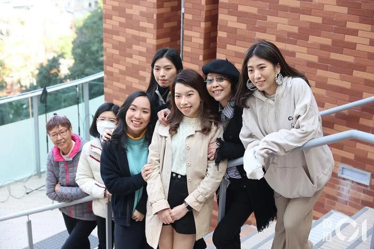 张婉婷（右二）与《给十九岁的我》参演女生曾到英华女学校出席活动。（互联网）