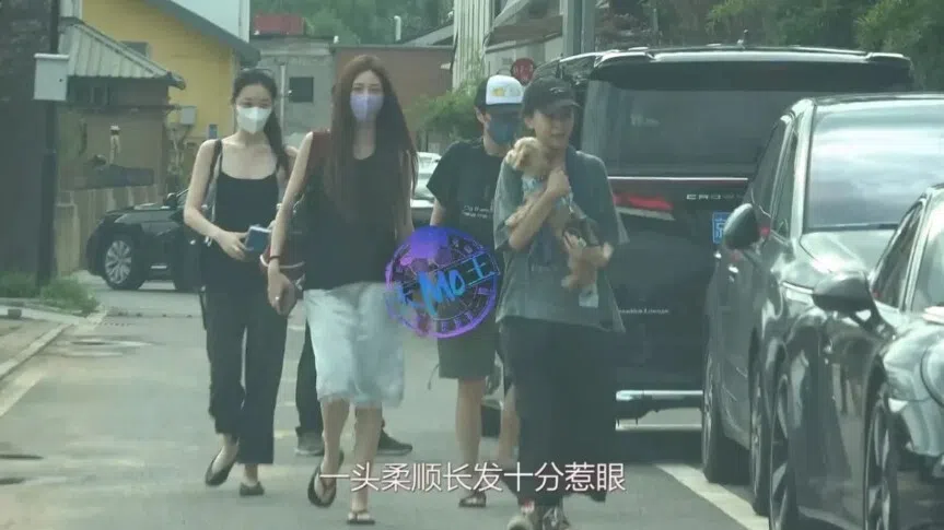 窦靖童（右）抱着爱犬，与绯闻女友宋妍霏（左二）和妹妹李嫣（左）相聚。（互联网）