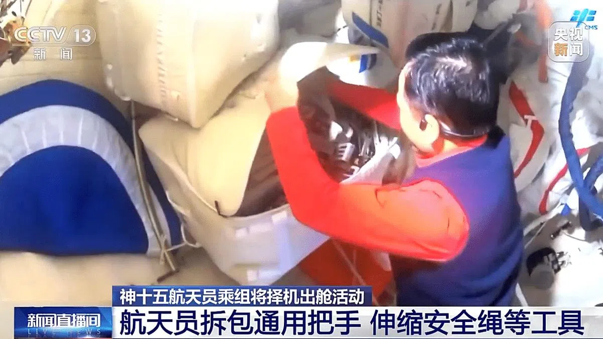 神舟十五航天员在问天气闸舱里，拆包了各种出舱需要用到的工具。（央视新闻）