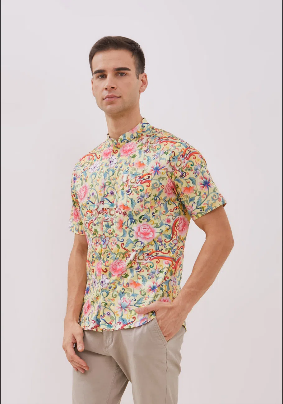 百花图在乳黄色布上盛开，更衬托出百花之王牡丹的王者气质，穿在男儿身有种贵气。（Ans.ein提供）