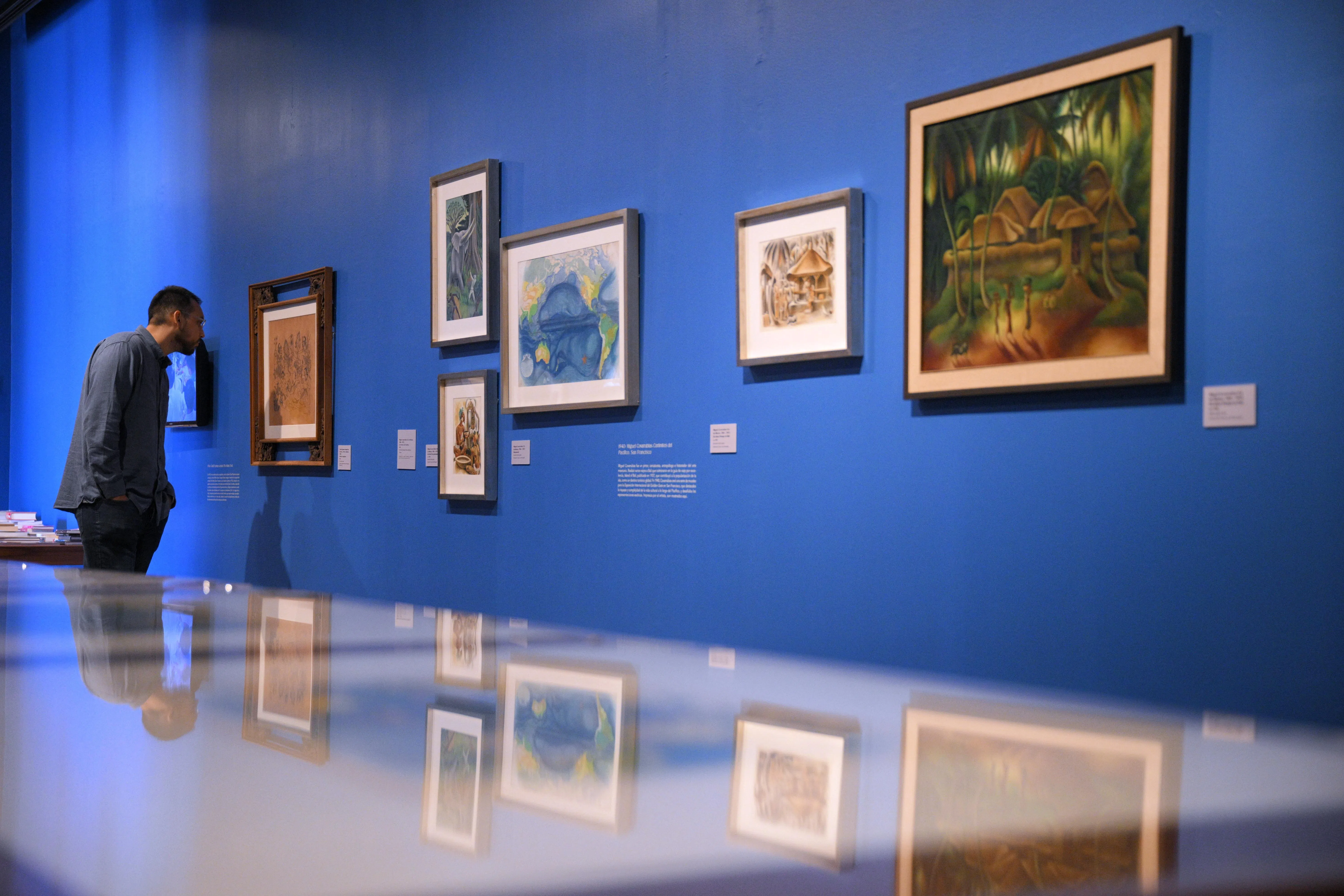 展览的展品包括航海仪器、古地图、陶瓷、纺织品与艺术作品等。（海峡时报）