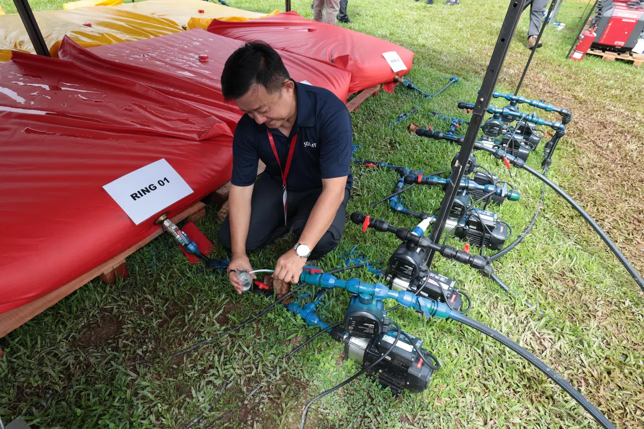 在灾区，医疗团队可通过滤水系统，过滤河水或湖水，安全饮用。（梁麒麟摄）