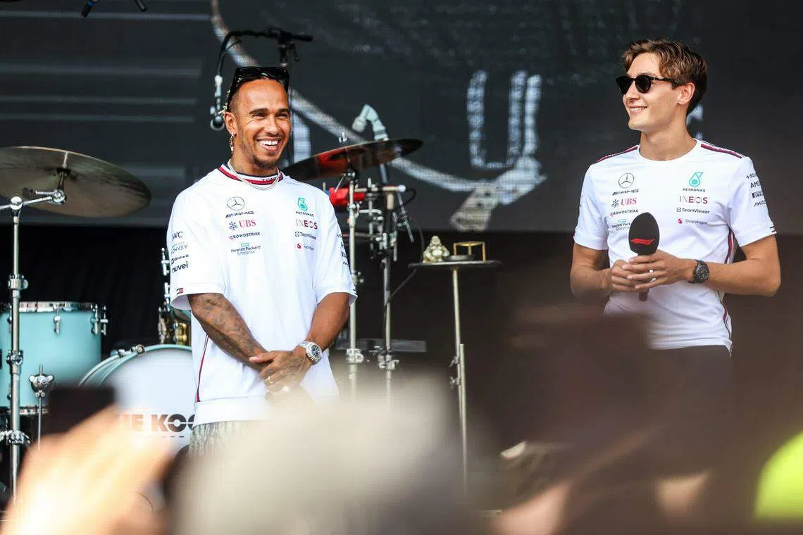 马赛地车手兼七届世界冠军哈密尔顿（左）和队友拉塞尔最后登场，占据全场目光。（关俊威摄）