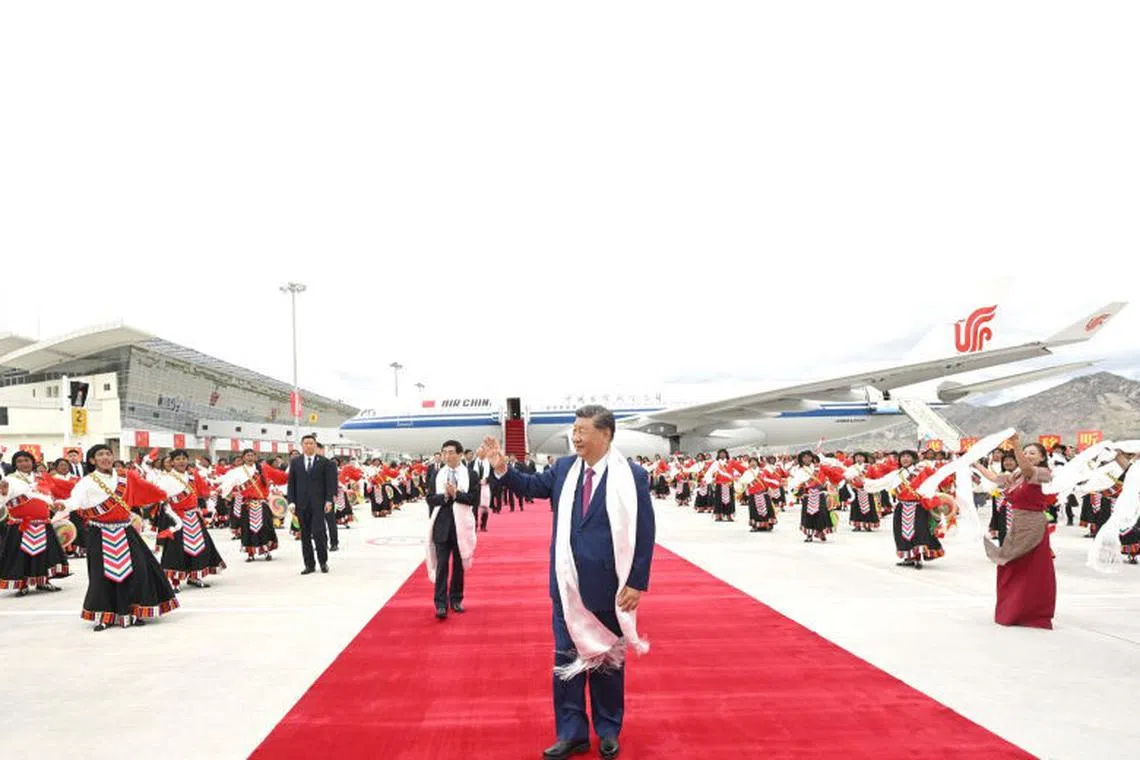 中共总书记、国家主席习近平（图正中）率中央代表团星期三（8月20日）中午乘专机抵达拉萨，出席西藏自治区成立60周年庆祝活动。红毯上在习近平身后是中国全国政协主席、中央代表团团长王沪宁。（新华社）