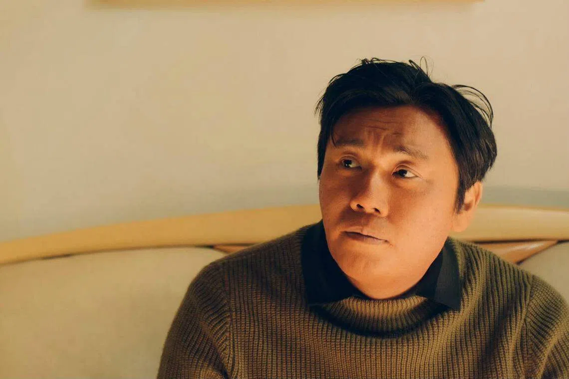 秦昊饰演的龚彪是90年代少见的大学生，从天之骄子变落魄油腻的大叔。（互联网）