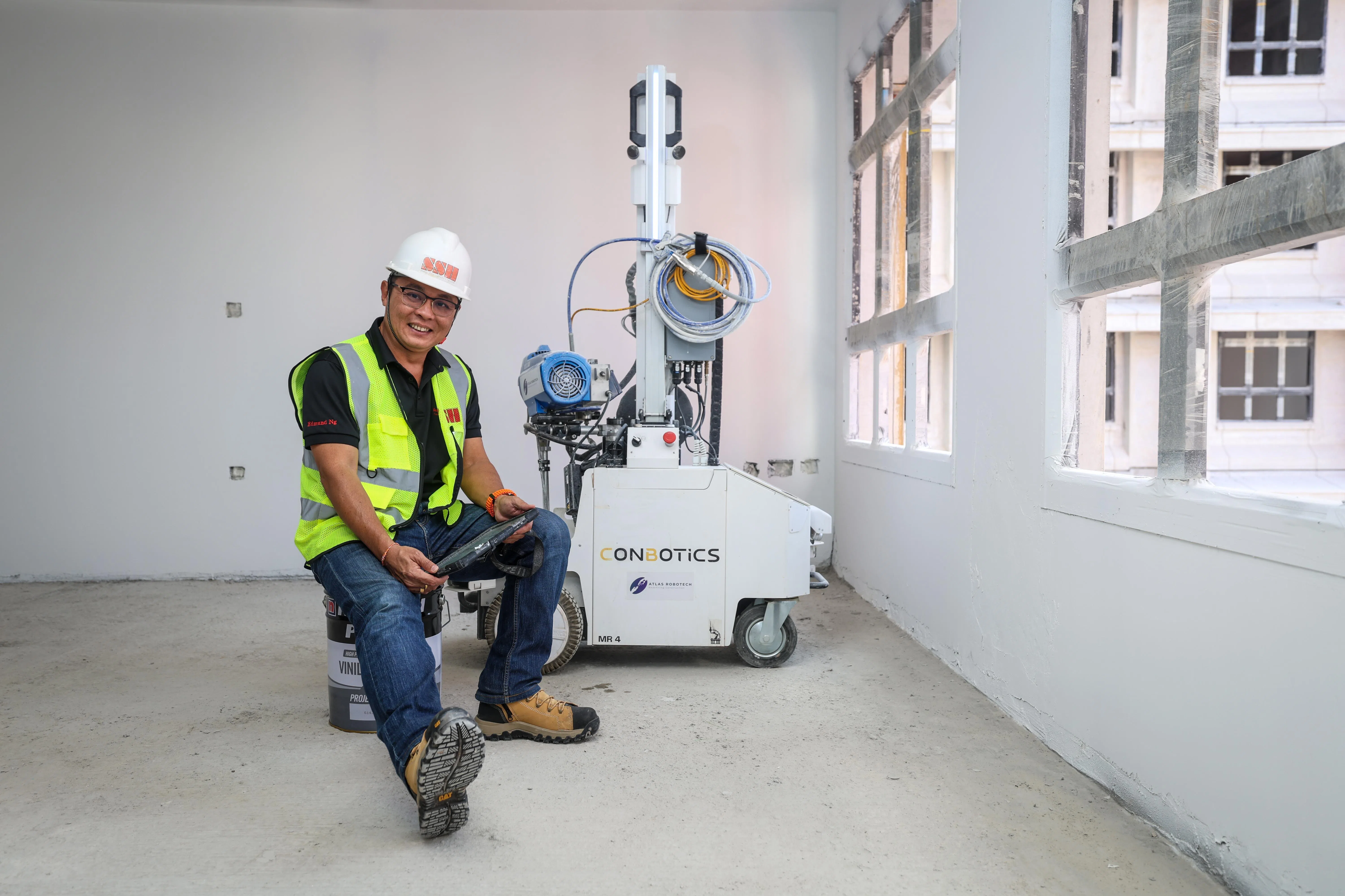 成顺发建筑私人有限公司老板黄义成说，公司目前有五台喷漆机器人进行室内喷漆。他们也正探讨引进机器人进行外墙喷漆的可能性，目前正与代理商研发和讨论。（关俊威摄）