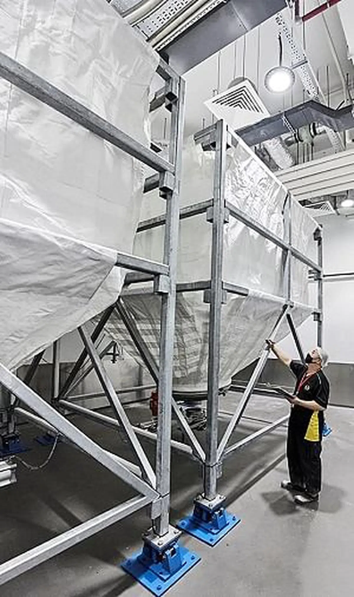 公司引进的新面粉自动输送系统，有了机械代劳，员工能着重学习其他方面的技能，为自己创造更好的事业前景。（图／新报业媒体）