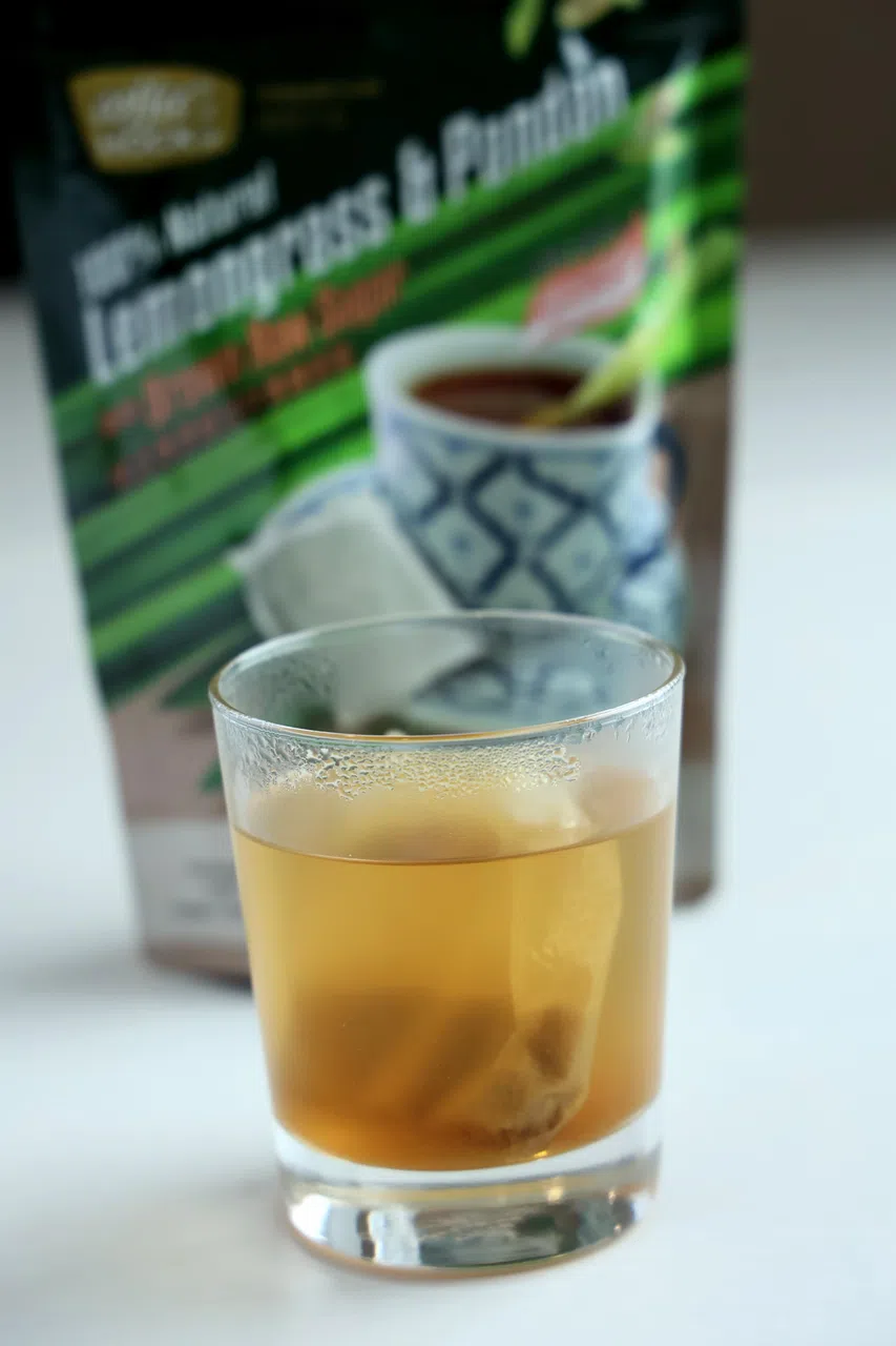 香茅茶有助缓解肠胃不适和腹痛，加入班兰叶更添芳香。（龙国雄摄）