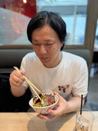 萧煌奇上传吃鳗鱼饭的照片，开玩笑说有一天可能眼睛会复原。（互联网）