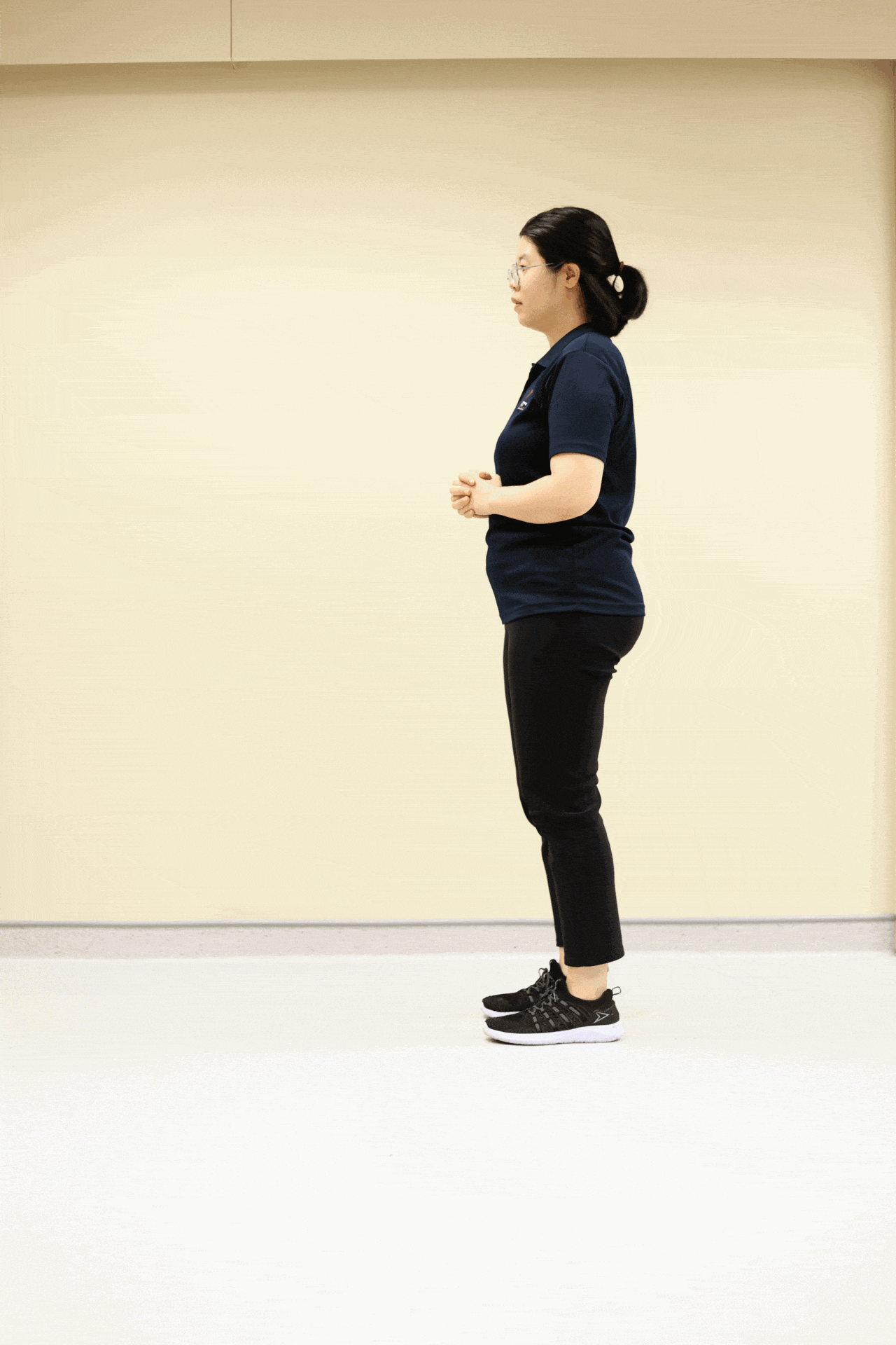 弓箭步可强化核心肌群与臀肌，也能锻炼下半身的稳定性与协调性，有助爬楼梯或弯腰捡东西。（龙国雄摄）