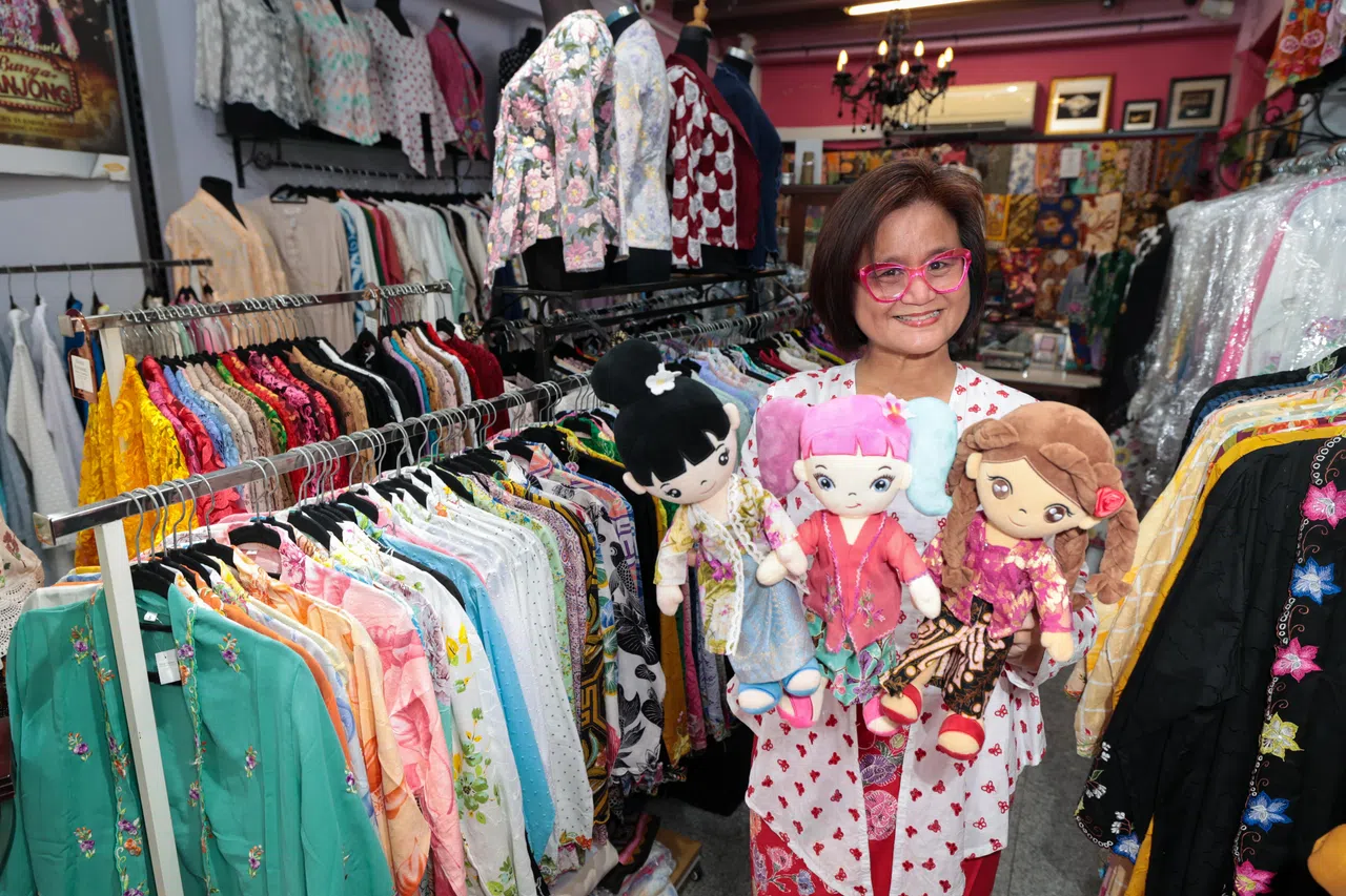 在甘榜格南经营卡峇雅店的拉缇雅娜（Ratianah Tahir）配合卡峇雅申遗推出一系列“卡峇雅娃娃”，希望鼓励本地孩童从小培养对卡峇雅的热爱。（张俊杰摄）