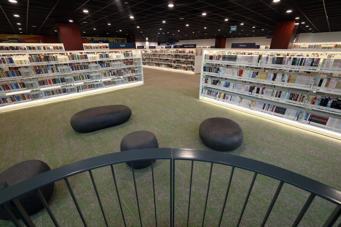 重开的武吉巴督图书馆视听资料、杂志和藏书量达15万册，其中有超过四万册是中文的。（邝启聪摄）