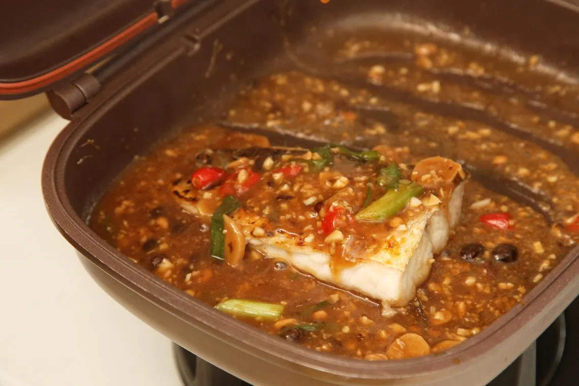 “半煎煮”是将预煎的鱼片，加入以豆酱和豆豉等煮成的酱汁内。（特约陈福洲摄）