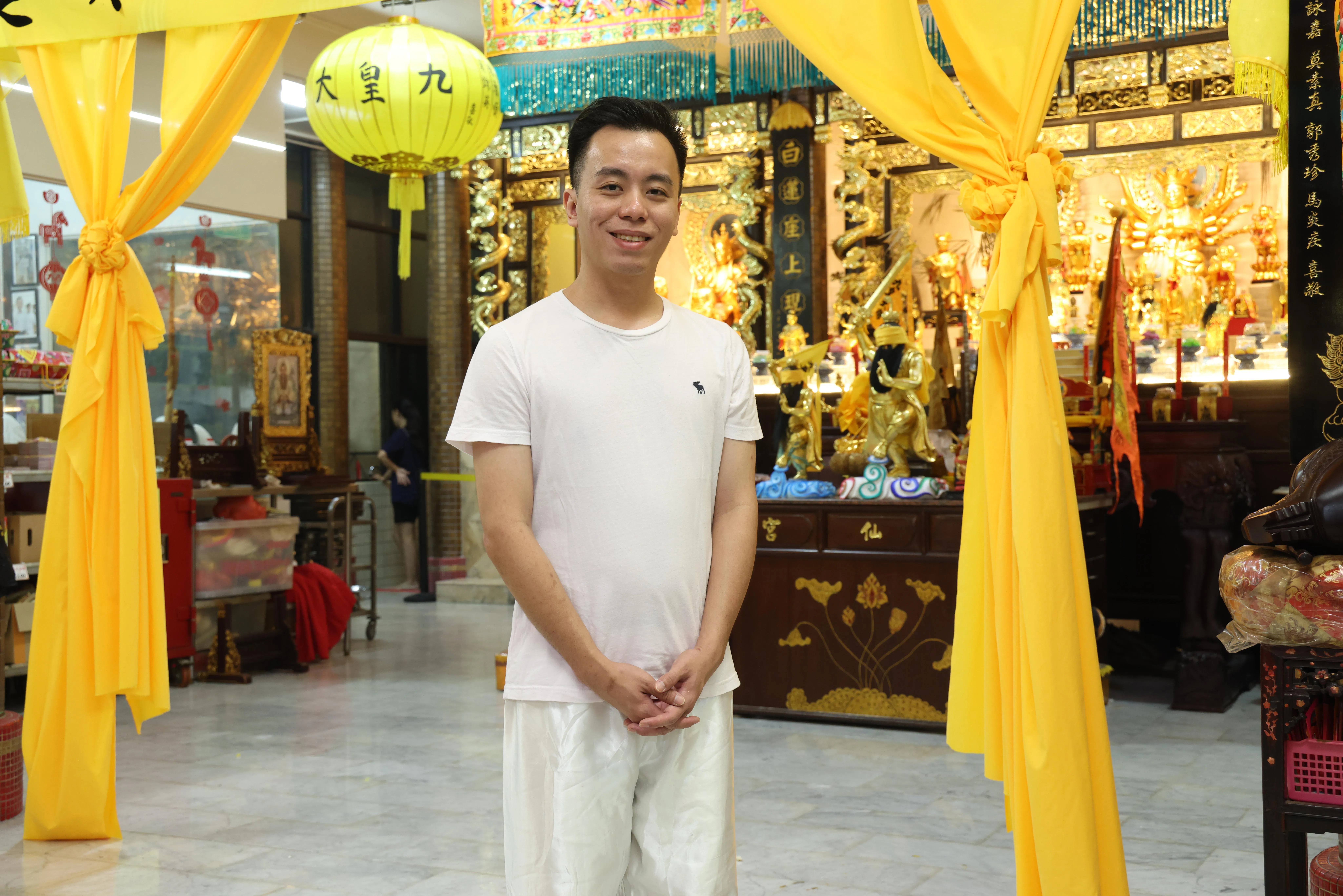 云仙宫理事会主席陈靖量今年34岁，是领导传统庙宇的新生力量。（郑一鸣摄）