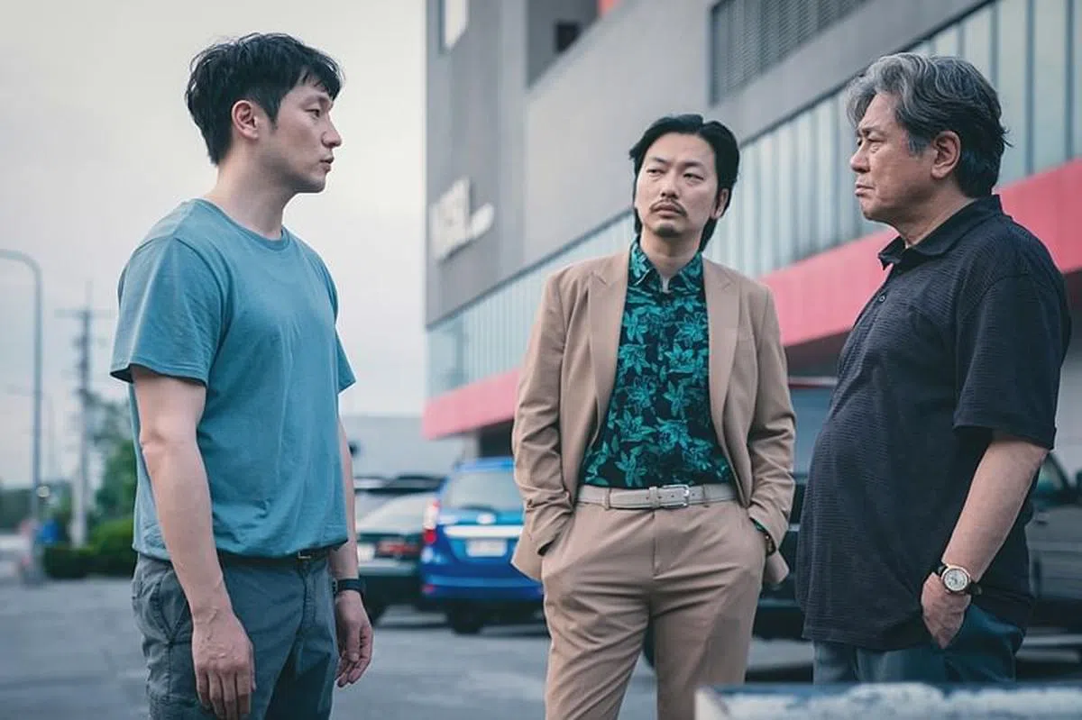 《赌命为王》是韩国影帝崔岷植（右一）时隔25年再演电视剧的回归之作。（图/Disney+提供）