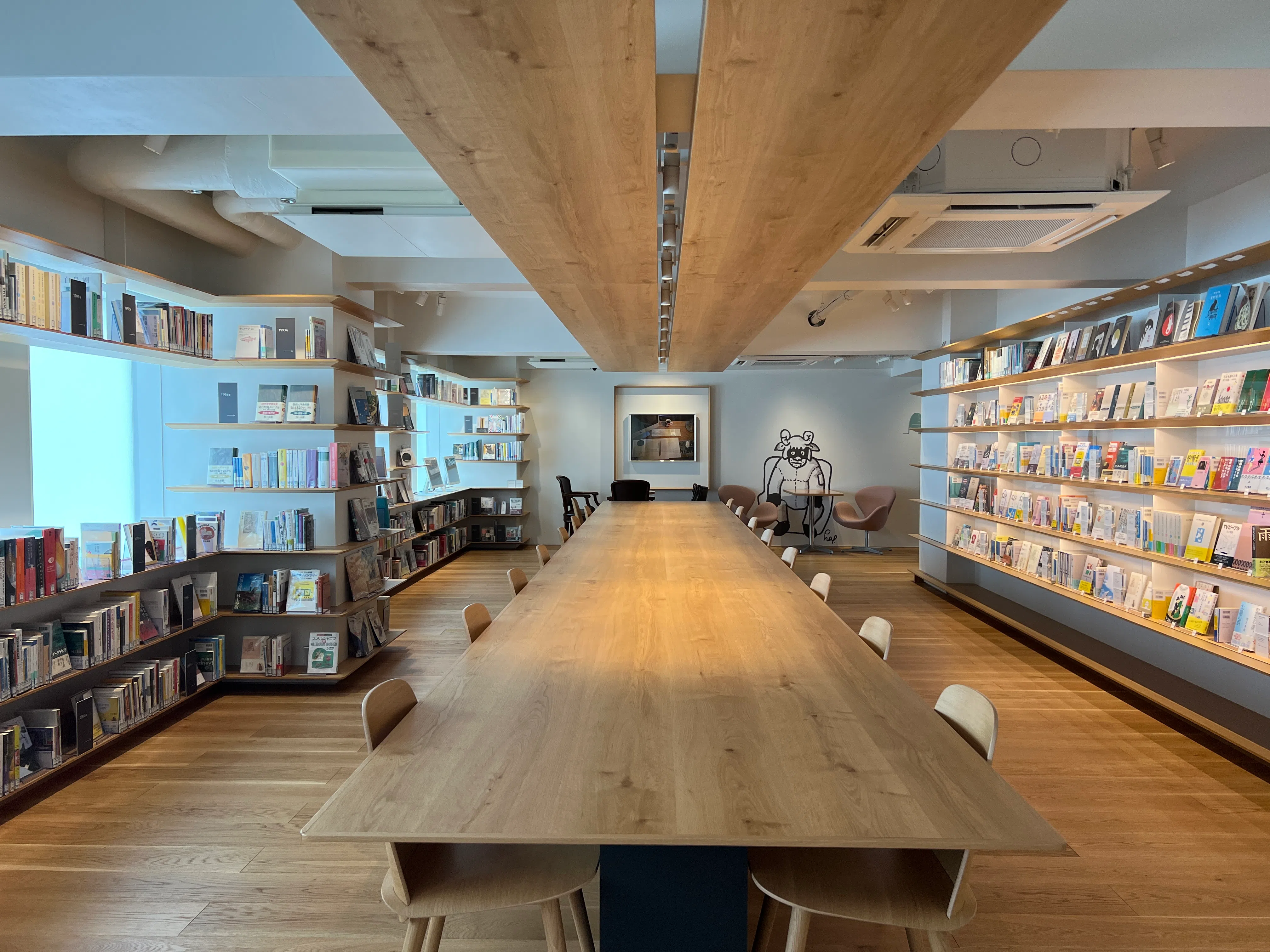 图书馆内超长的木桌子，让人想要坐下来安静读书。（叶孝忠摄）