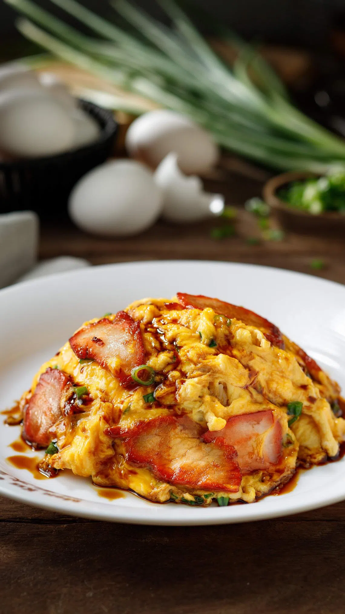 旺记冰室的招牌叉烧蛋饭配秘制甜豉油。（品牌提供）