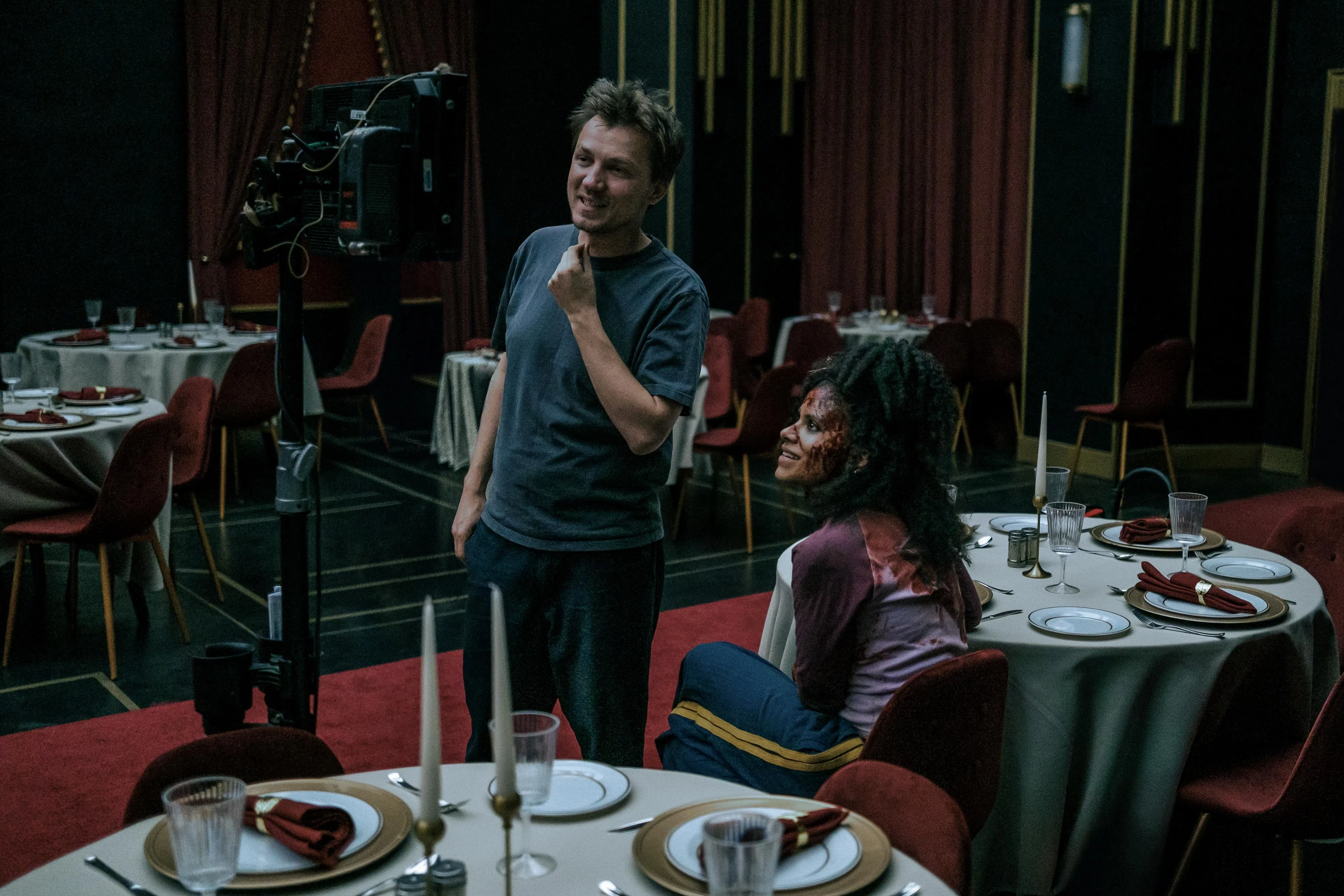 Sokolov（左）原本可以成为物理学家，却选择当电影导演。（华纳兄弟提供）