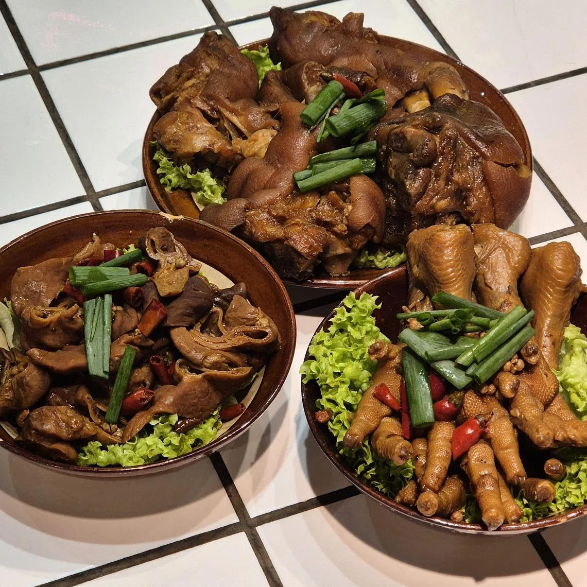 特色卤味肥肠、鸡脚和猪蹄非常入味，咸香微辣。（陈爱薇摄）