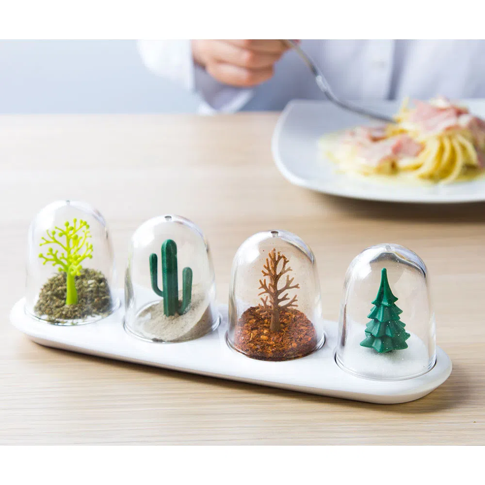 依据四季顺序，在调味瓶中依次放入香料、胡椒粉、辣椒粉和盐，组成不同景观。（取自hipvan.com）