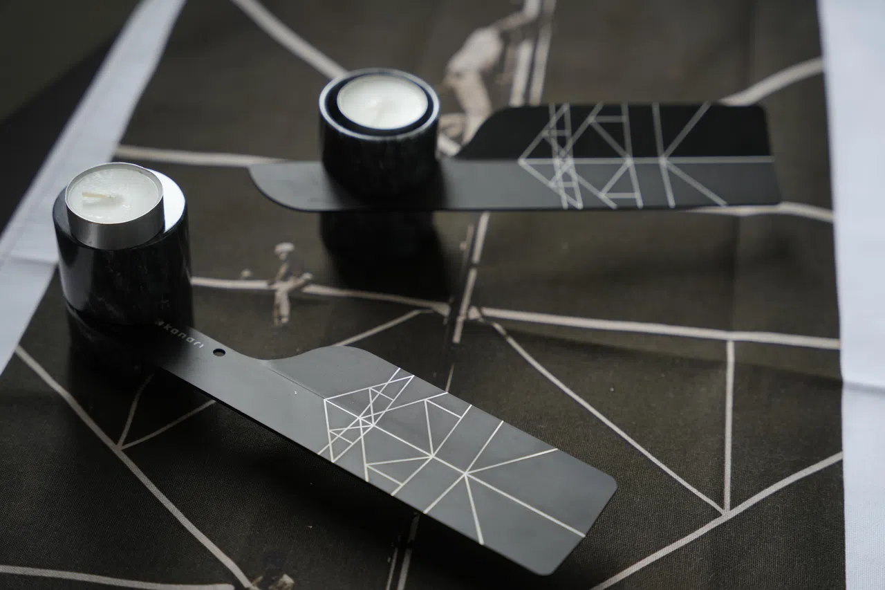 台湾Studio Kanari将雷福胜照片里的倒三角形图摘取出来，印制在凹折的焚香黑铁盘上。 （谢智扬摄）