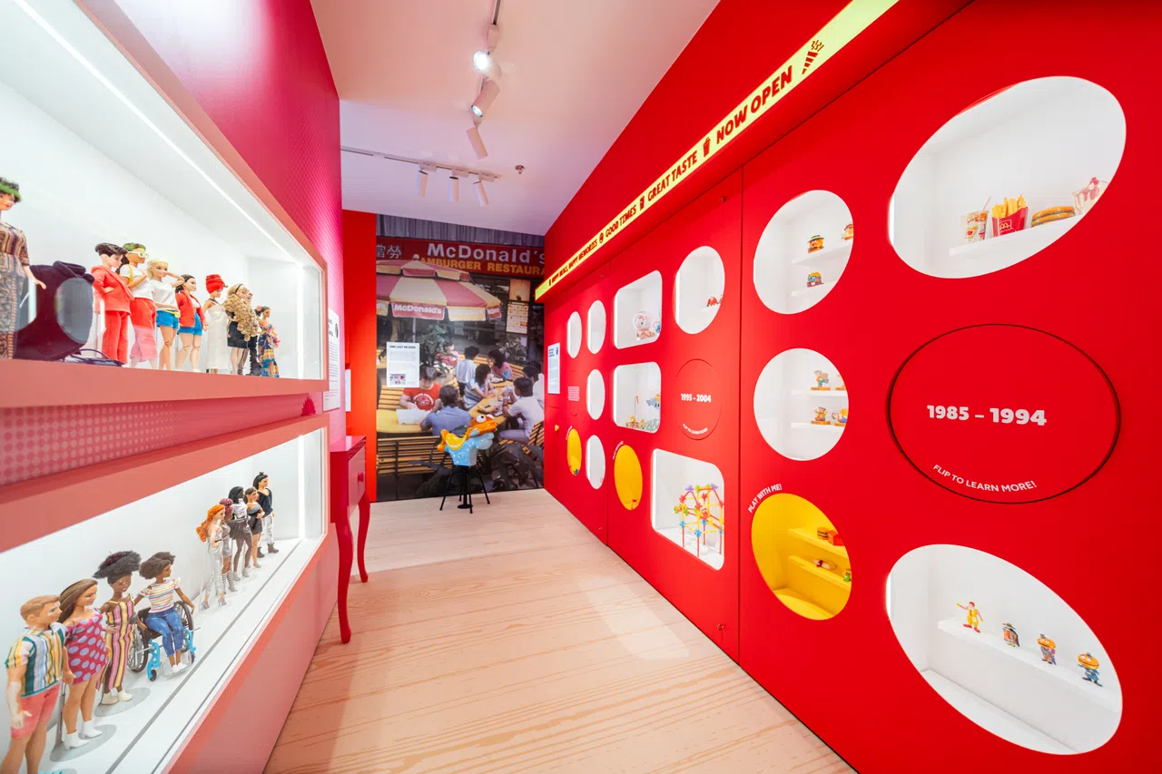 展厅右边一整面展墙，展示20世纪80年代至今的麦当劳玩具。（国家博物馆提供）