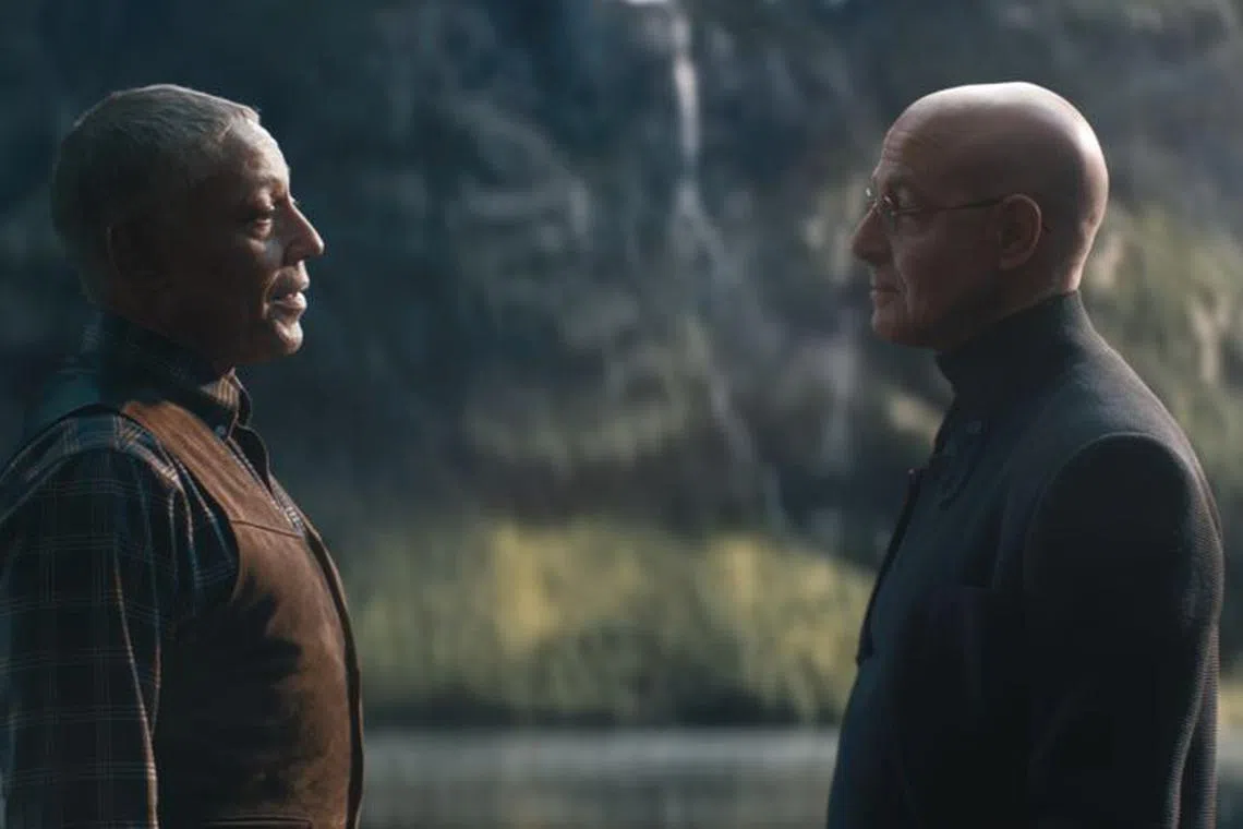 让演技派斯坦利塔奇（右）当脸谱化反派科技大佬着实暴殄天物。（Netflix提供）