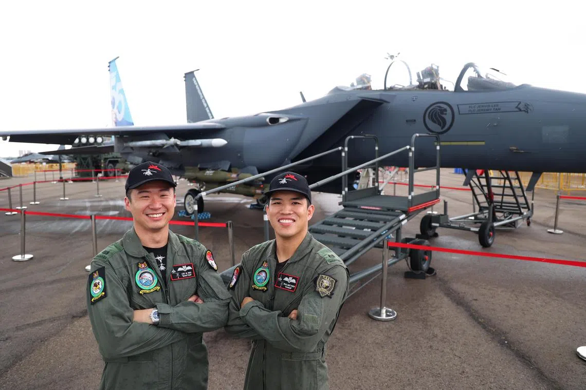 F-15SG飞行队队长林成忠少校（右）与武器系统官李斯伟少校。（林明顺摄）