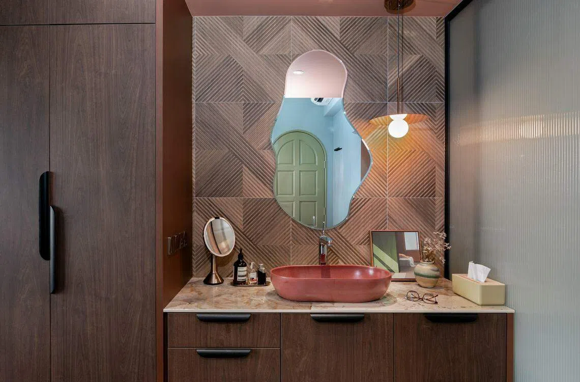 主卧浴室的盥洗盆移到房里，为浴室腾出空间。（Pivot.sg）