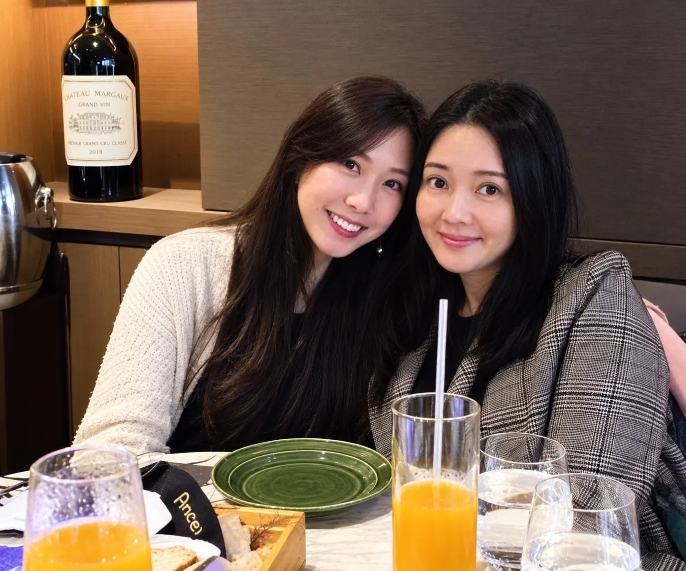 李丽珍（右）认为，女儿许倚榕的个性与自己相似，不爱美、会省钱。（互联网）