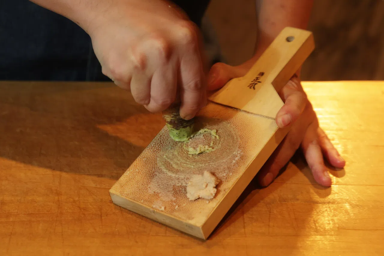 用鲨鱼皮小木板现磨山葵，鲨鱼皮的细鳞能激活山葵中的酶，有助山葵释放更好的风味。（蔡家增摄）